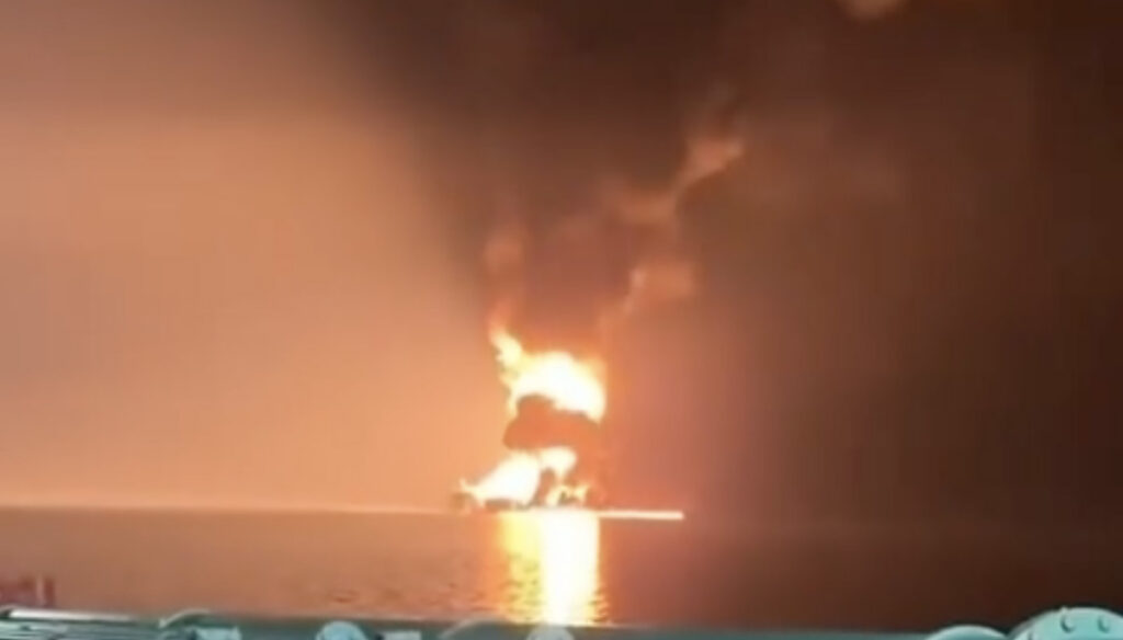 VIDEO: USA tanker sai tabamuse ja põles suure leegiga