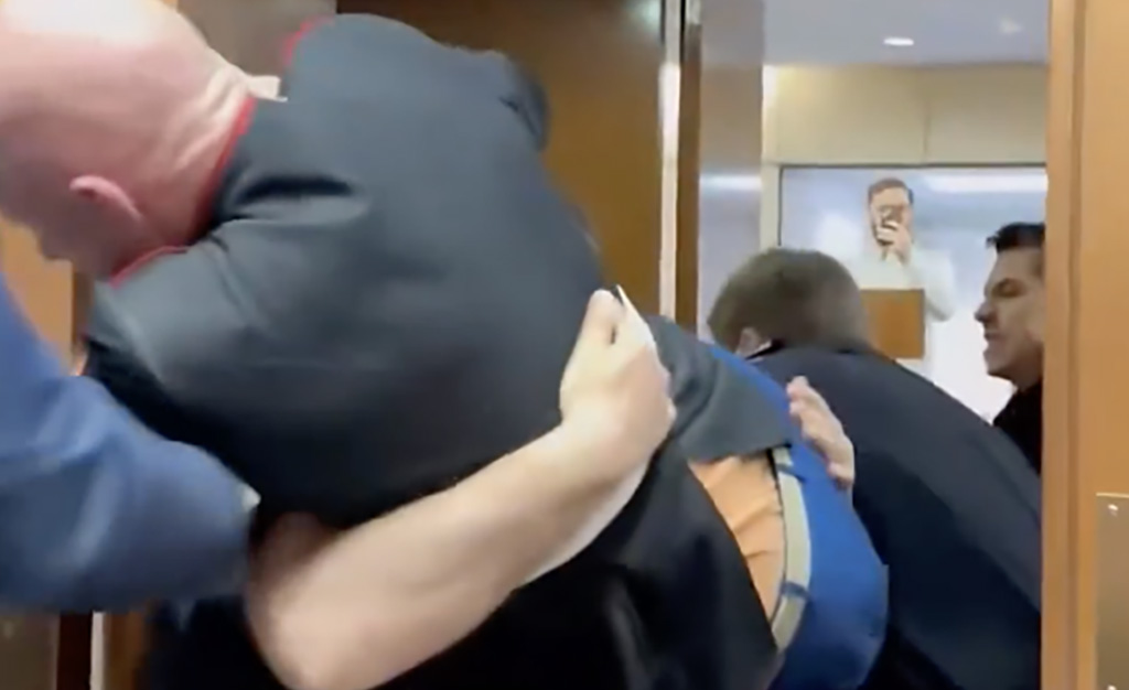 VIDEO: sõja vastu protestinud USA veteran tiriti parlamendist välja