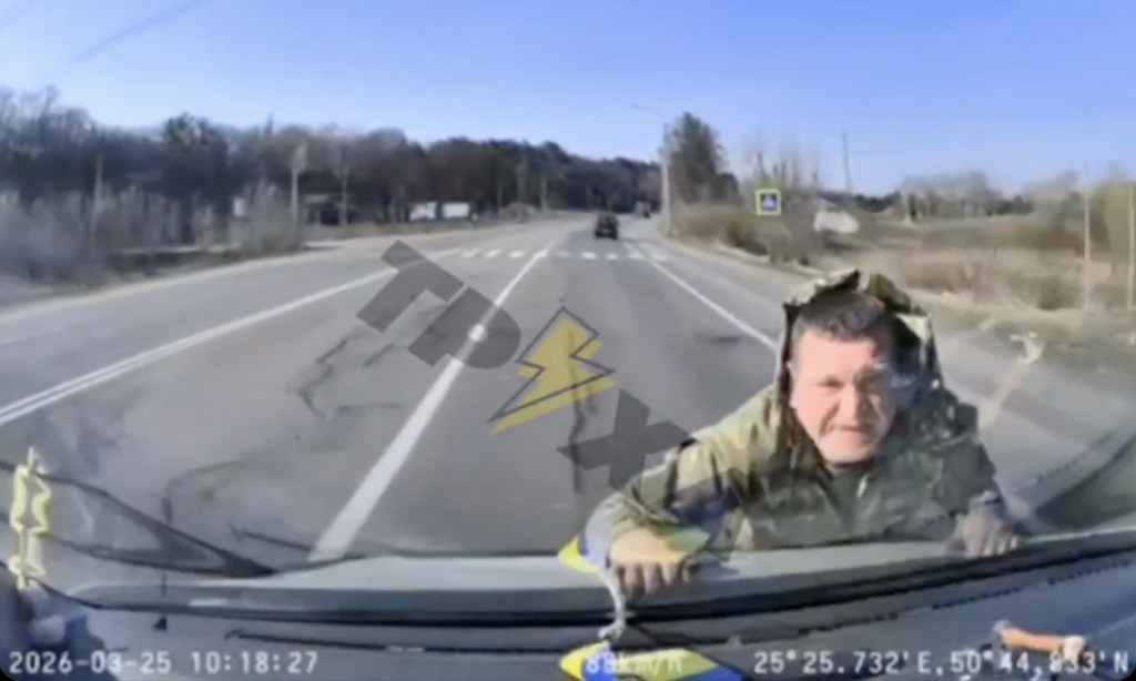 VIDEO: Ukrainas klammerdus sõjaline värbaja auto külge – sõitis tükk maad kaasa