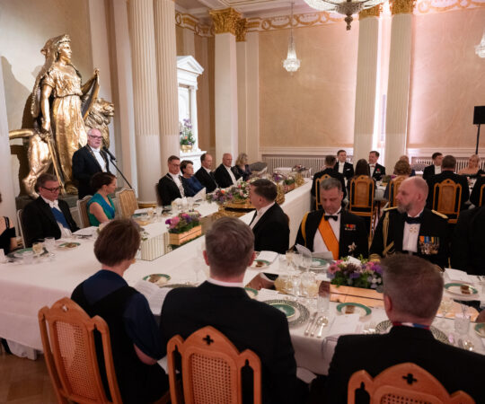 President Karis riigiõhtusöögil Helsingis: Eesti jääb alati Soome lähedaseks sõbraks ja usaldusväärseks liitlaseks