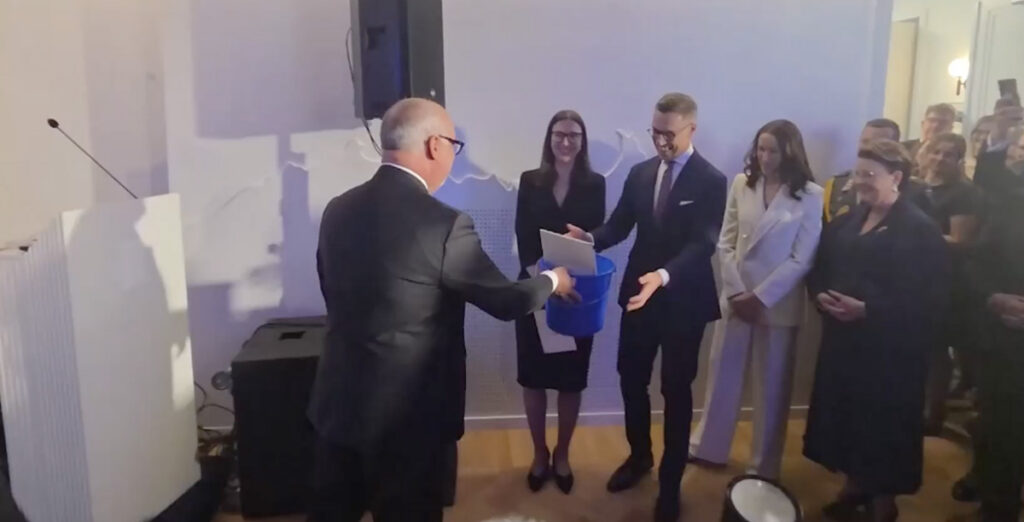 Eesti president kinkis Soome presidendile ämbri