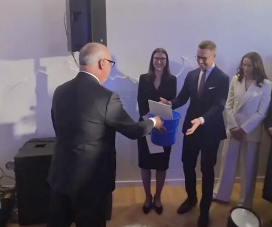 Eesti president kinkis Soome presidendile ämbri