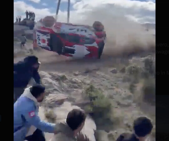VIDEO: Argentina rallil lendas auto rahva hulka, üks inimene hukkus NB! Nõrganärvilistele mittesoovitav