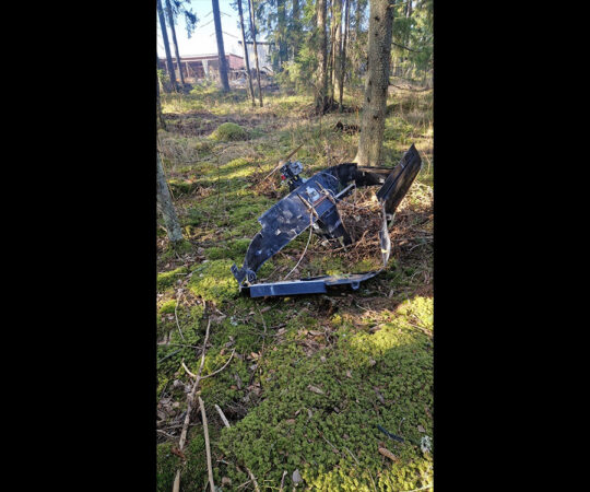 Soomes avaldati pilt ühest alla kukkunud Ukraina droonist – see oli otsapidi maa sees