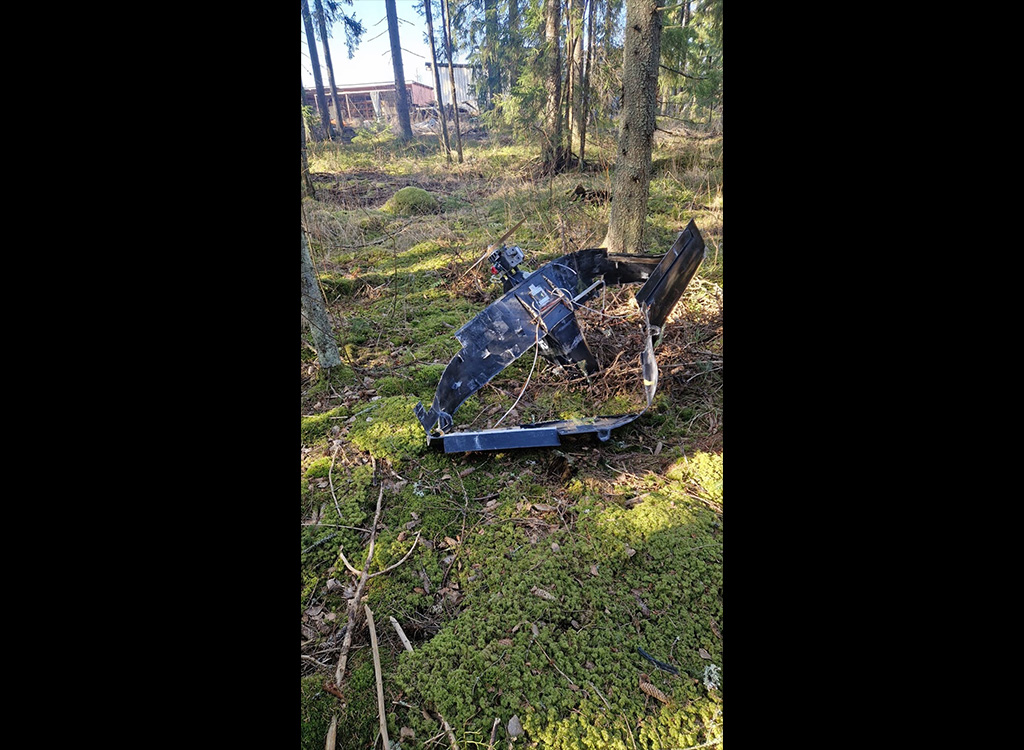 Soomes avaldati pilt ühest alla kukkunud Ukraina droonist – see oli otsapidi maa sees