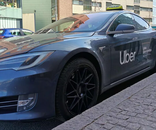 Helsingi taksoettevõtja ostis elektriauto – see võttis temalt kõik