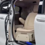 VIDEO: hiinlased tegid auto, kus on välja sõitev iste erivajadustega inimestele