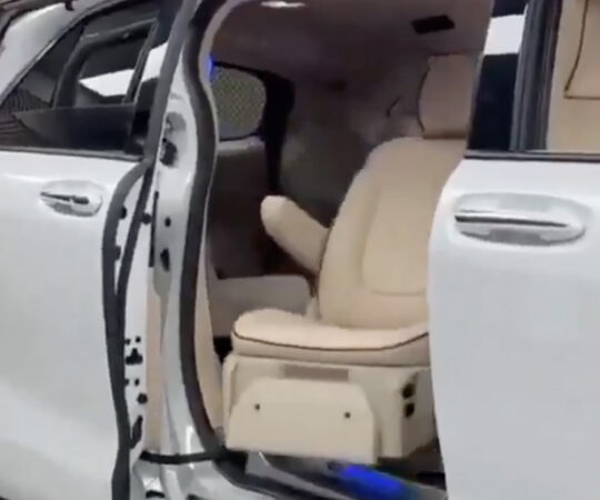 VIDEO: hiinlased tegid auto, kus on välja sõitev iste erivajadustega inimestele