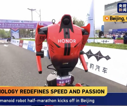 VIDEO: Hiinas jooksid humanoid robotid maratoni – võitja edestas inimese rekordit enam kui 6 minutiga