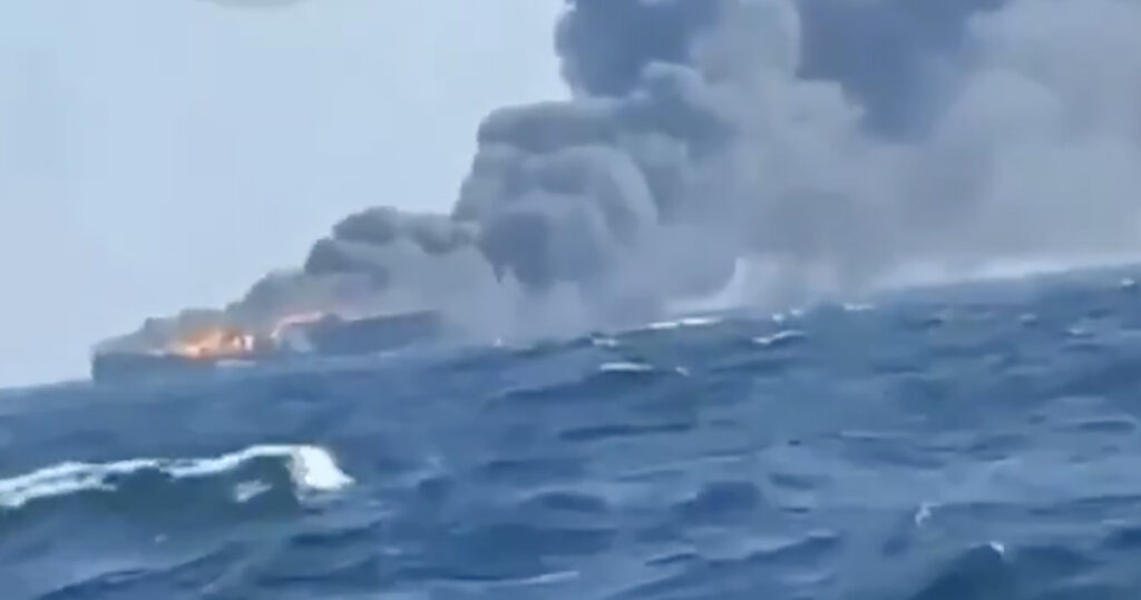 VIDEO: Iraan tulistas Hormuzi väinas tankerit, mis süttis põlema