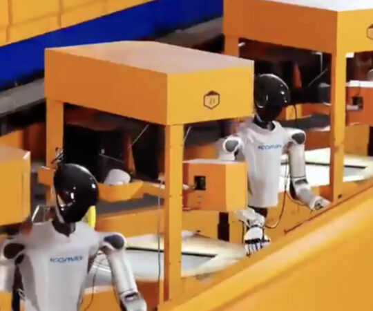 VIDEO: inimese sarnased robotid Hiina ettevõttes