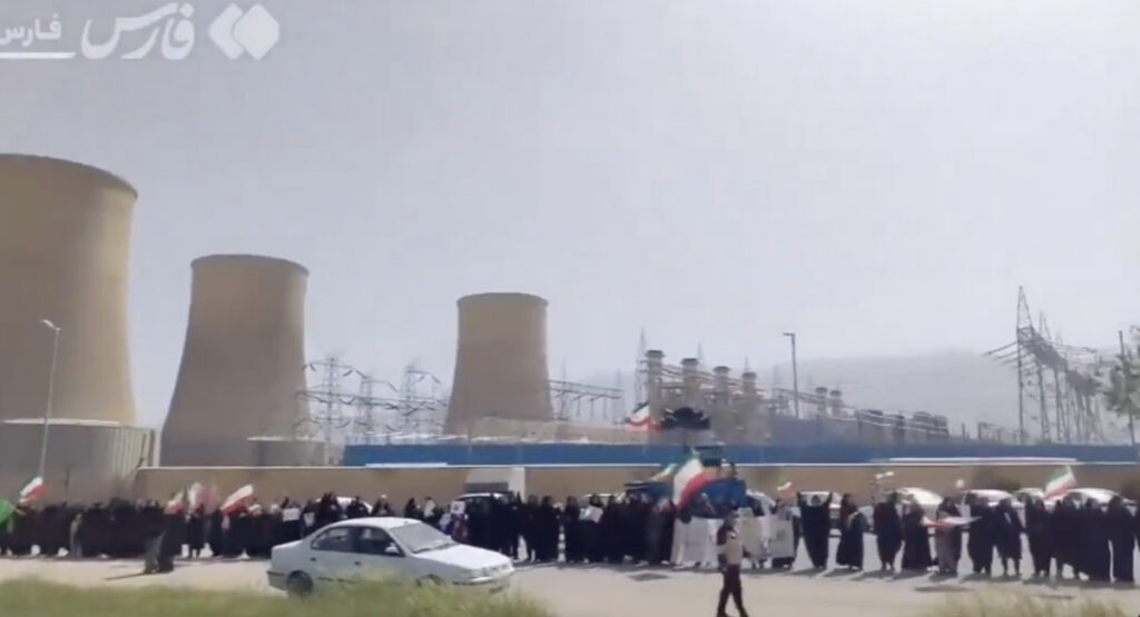 VIDEO: iraanlased kogunevad inimkilbiks elektrijaamade ümber