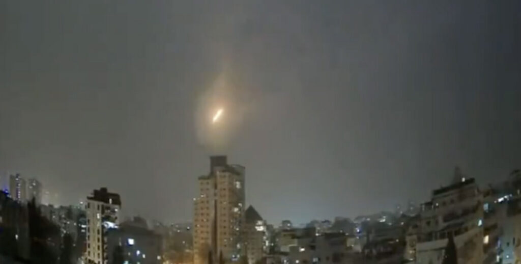 VIDEO: Iraani rakett lendab läbi Iisraeli õhukaitse