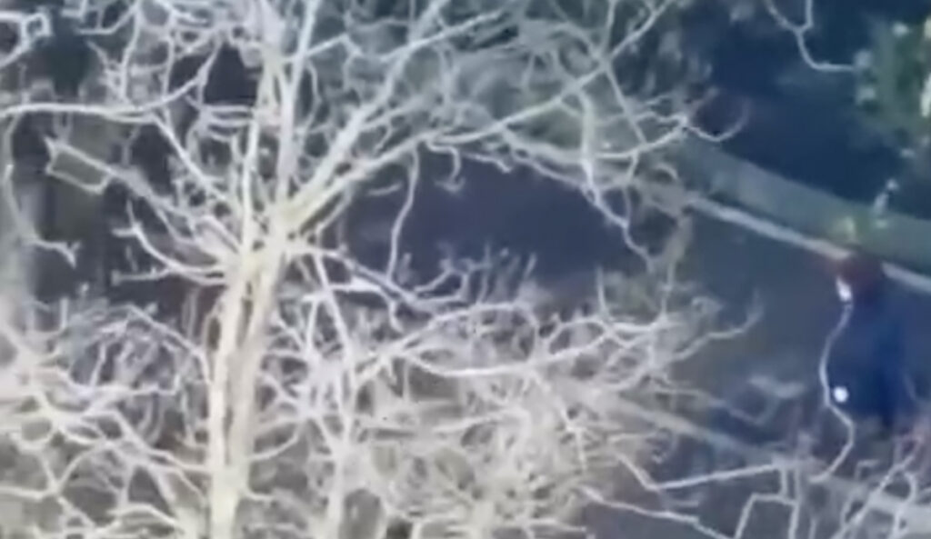 VIDEO: Kiievi politseinikud põgenesid tulistaja eest