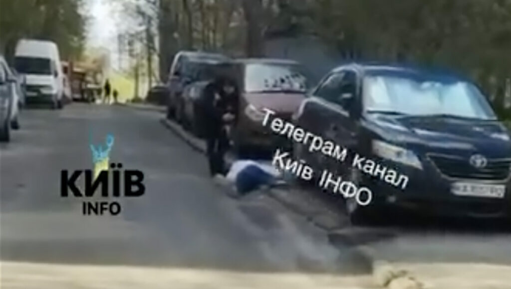 VIDEO: Kiievis avas mees automaatrelvast tule inimeste pihta NB! Nõrganärvilistele mittesoovitav