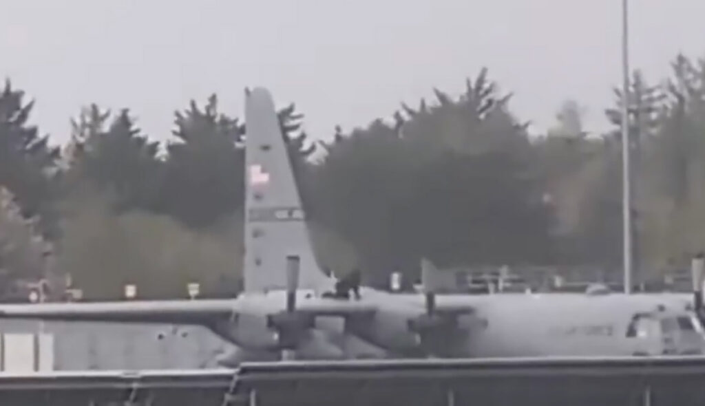 VIDEO: Iirimaal lõhkus mees kirvega USA sõjalennukit