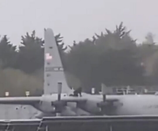 VIDEO: Iirimaal lõhkus mees kirvega USA sõjalennukit