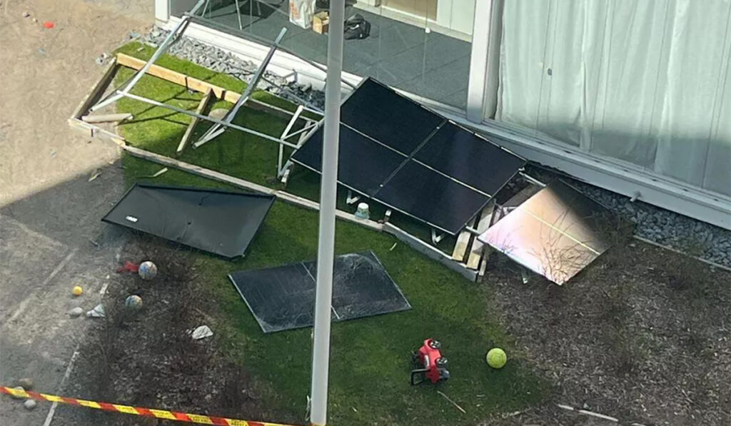 Jahmatav pilt Soomes: päikesepaneelid kukkusid katuselt laste mänguplatsile