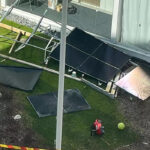 Jahmatav pilt Soomes: päikesepaneelid kukkusid katuselt laste mänguplatsile