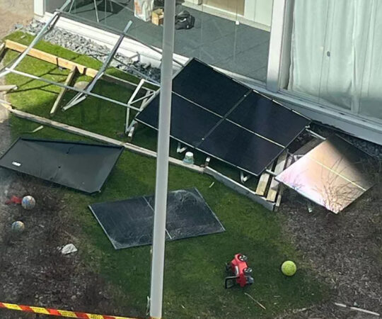 Jahmatav pilt Soomes: päikesepaneelid kukkusid katuselt laste mänguplatsile