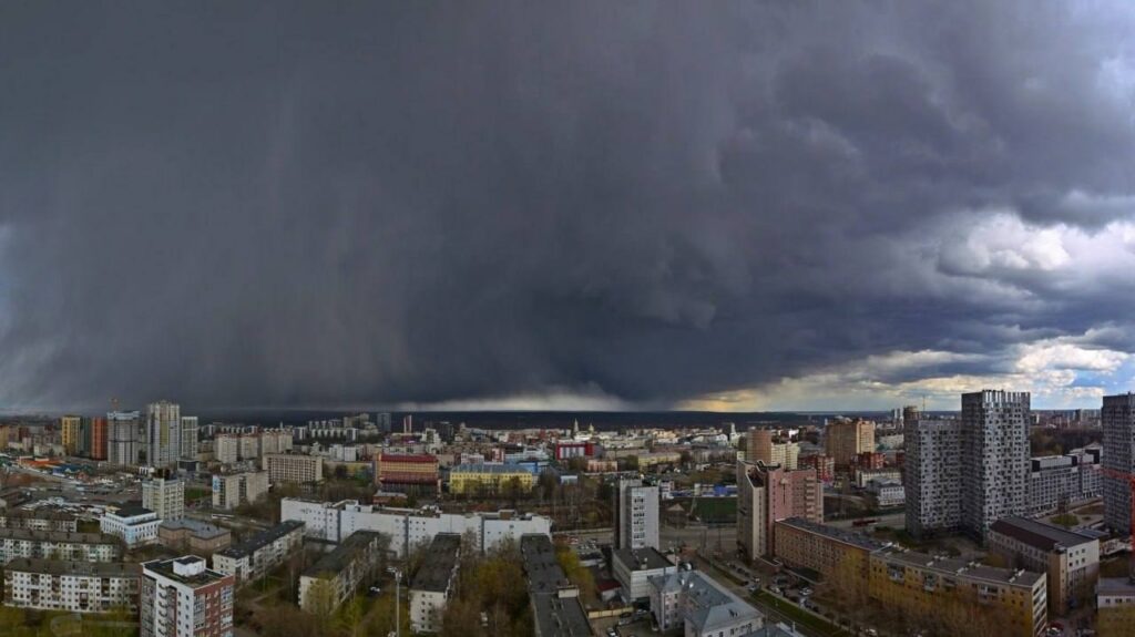 Järjekordne Vene naftatehas sai tabamuse, taevas tõmbus mustaks