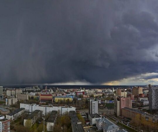 Järjekordne Vene naftatehas sai tabamuse, taevas tõmbus mustaks