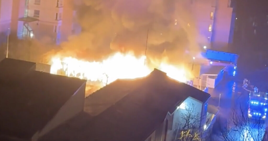 VIDEO: Helsingis oli öösel hirmuäratav põleng, kostsid paugud