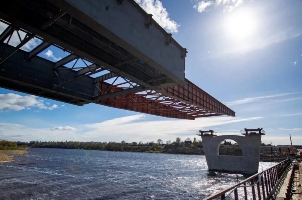 PILDID: Venemaa ehitab Eesti piiri lähedale kiirkorras uut suurt silda, mis meenutab Krimmi silda