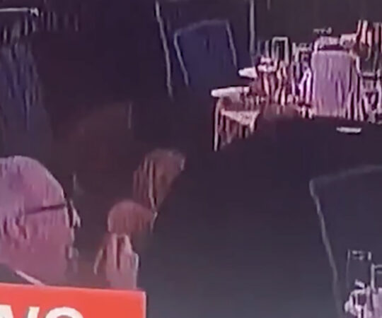 VIDEO: üks inimene jätkas Trumpi õhtusöögi tulistamise ajal söömist