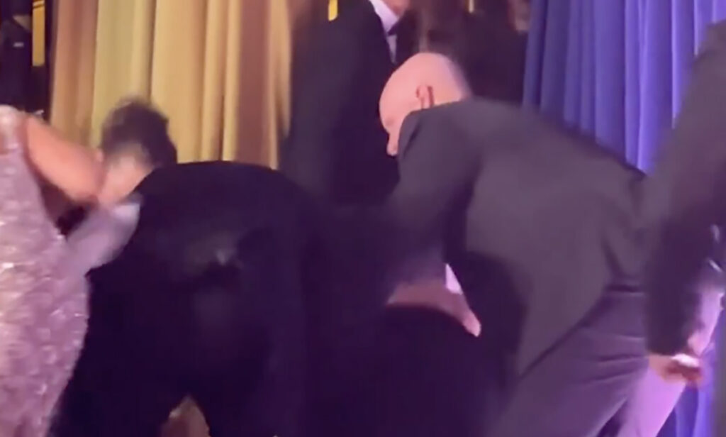 VIDEO: Trump kukkus pikali pärast tulistamist, kui teda minema talutati