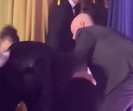 VIDEO: Trump kukkus pikali pärast tulistamist, kui teda minema talutati