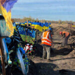 PILTUUDIS: rahvastiku vahetus Ukrainas – mustanahalised kaevavad Ukraina sõdurite haudu