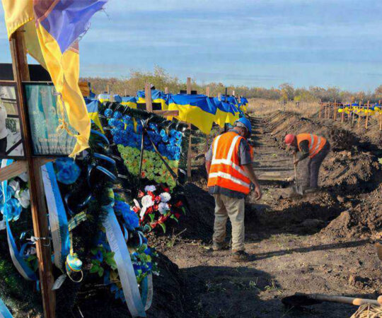 PILTUUDIS: rahvastiku vahetus Ukrainas – mustanahalised kaevavad Ukraina sõdurite haudu