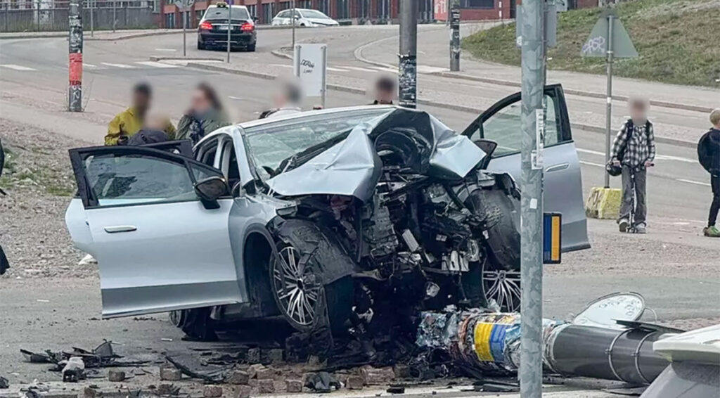 Helsingis sõitis auto vastu posti, vigastada said kaks väikest last