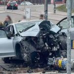 Helsingis sõitis auto vastu posti, vigastada said kaks väikest last