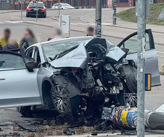 Helsingis sõitis auto vastu posti, vigastada said kaks väikest last