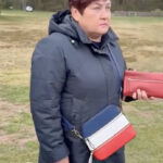 VIDEO: Lätis peeti kinni naine, kelle Hilfigeri käekott meenutas liigselt Vene lipu värve