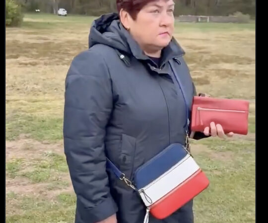VIDEO: Lätis peeti kinni naine, kelle Hilfigeri käekott meenutas liigselt Vene lipu värve