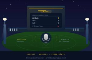 Yöllinen jalkapallostadion, Veikkausliiga-taulukko ja podcast-mikrofoni.