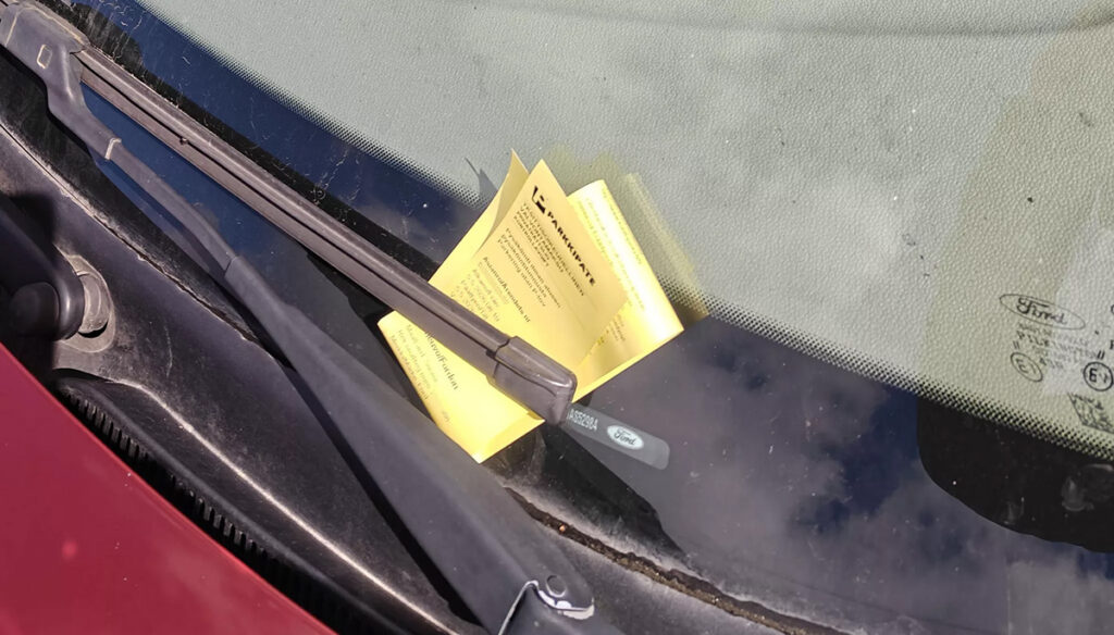 Soomlanna pani auto oma parkimiskohale – sai ikka trahvi