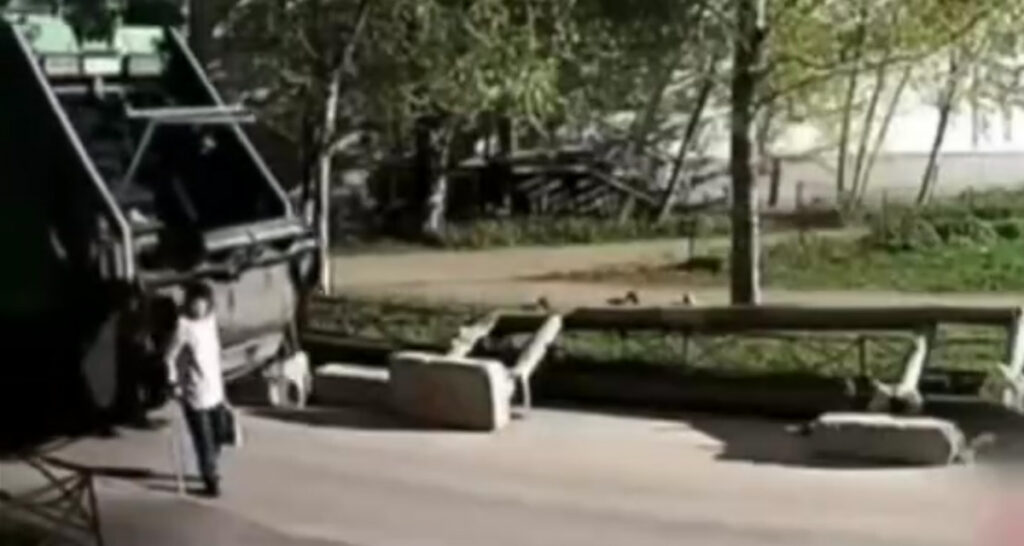 VIDEO: Peterburis ajas prügiauto alla eaka naise NB! Nõrganärvilistele mittesoovitav