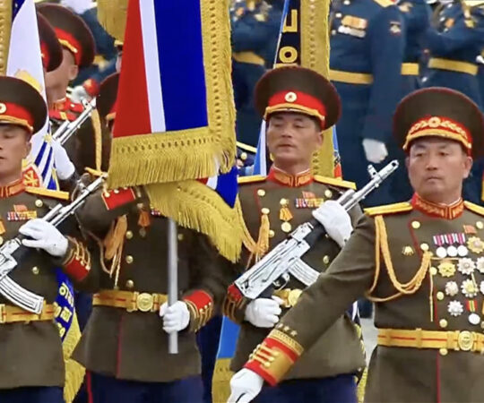 VIDEO: Põhja-Korea sõdurid marssisid Punase välja paraadil