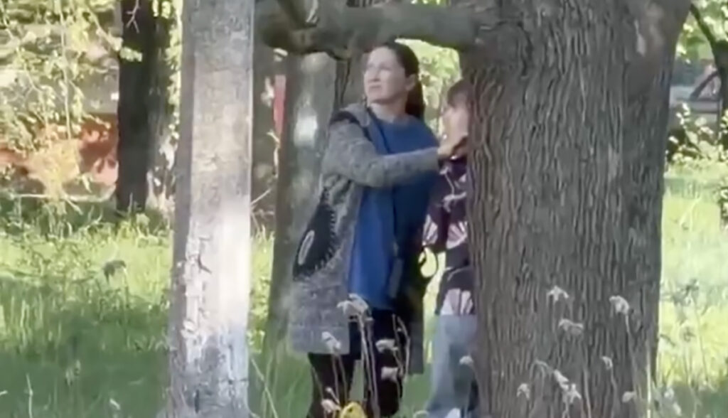 VIDEO: argipäev Ukrainas – ema ja laps varjavad end pommitamise eest puu all