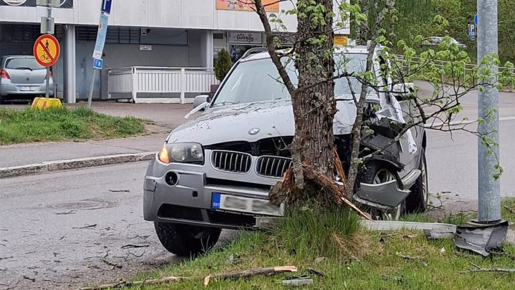 PILTUUDIS: Eesti rallimees sõitis Soomes vastu puud