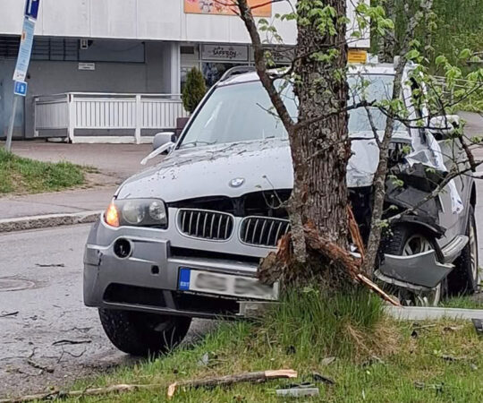 PILTUUDIS: Eesti rallimees sõitis Soomes vastu puud