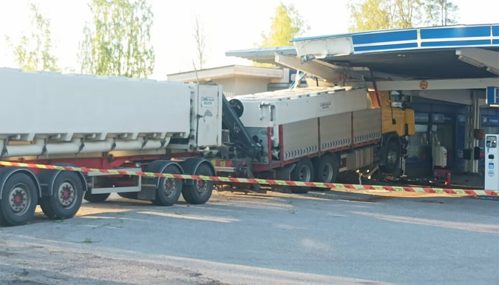 Soomes põikas rekka kõrvale väikse looma eest, sõitis vastu tankla seina
