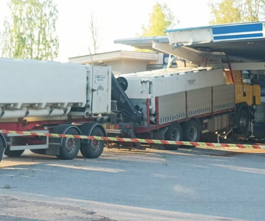 Soomes põikas rekka kõrvale väikse looma eest, sõitis vastu tankla seina