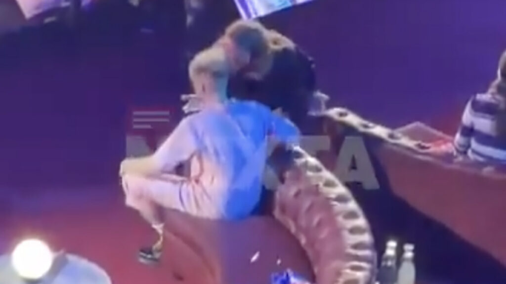 VIDEO: taanlased kutsusid Eurovisioonil üksi jäänud Briti esindaja enda juurde