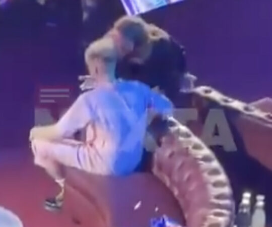VIDEO: taanlased kutsusid Eurovisioonil üksi jäänud Briti esindaja enda juurde