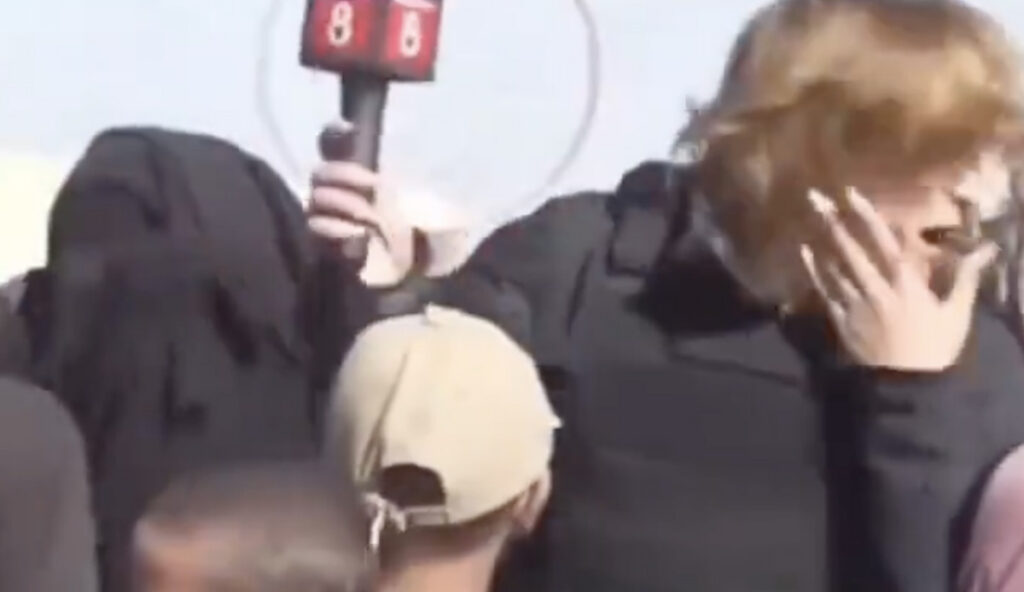 VIDEO: Rootsi ajakirjanik sai Süürias kiviga vastu pead